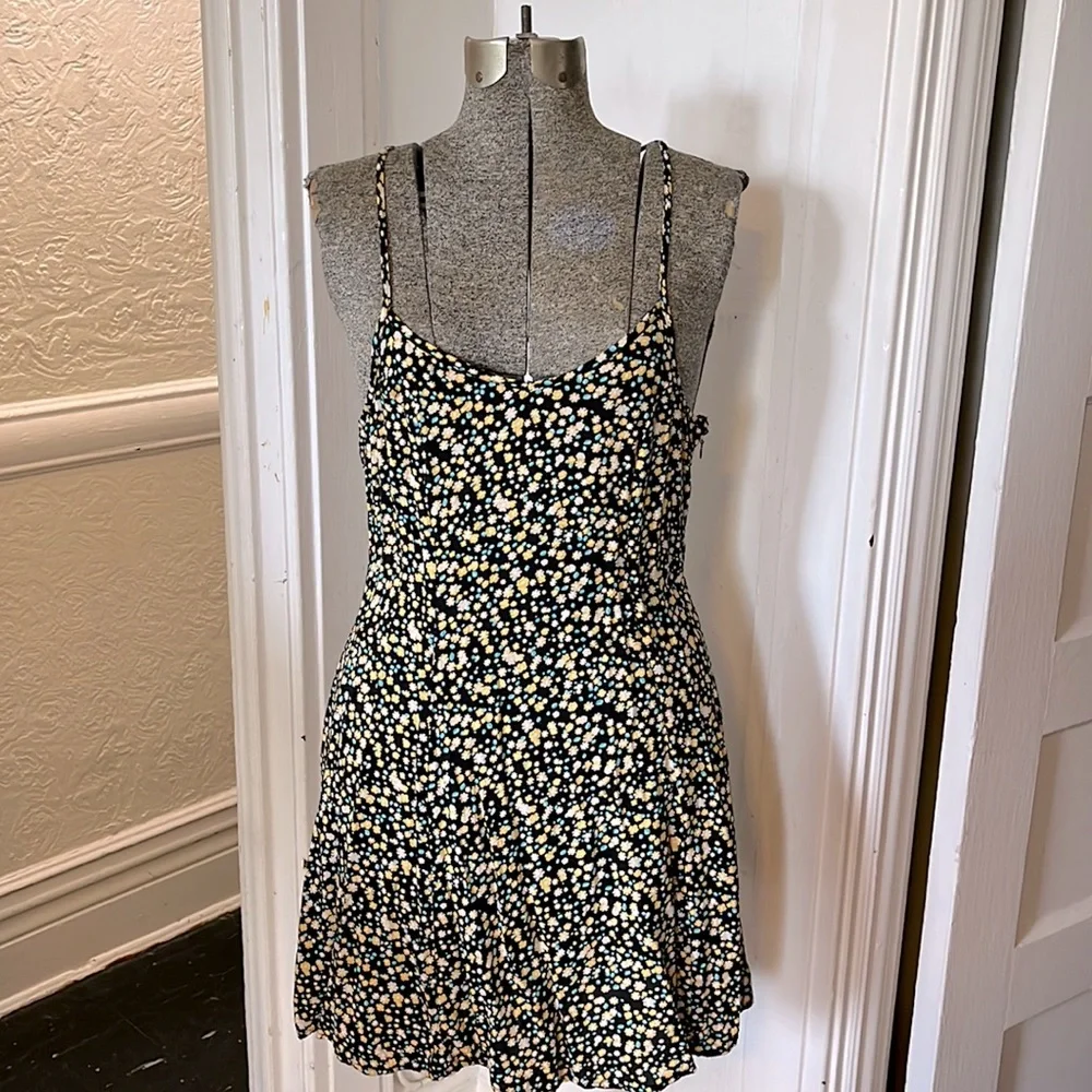 Forever 21 Ditsy Floral Summer Mini Swing Dress with Back Piece, size Medium - Picture 1 of 12
